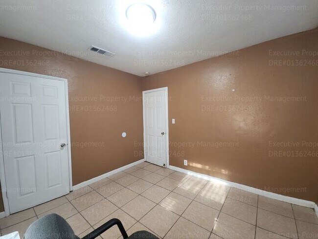 Building Photo - Charming 2 bedroom, 1 bathroom house near ...