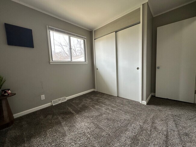 Building Photo - Spacious 2 bed, 1 bath home for rent in NE Waterloo available IMMEDIATELY .