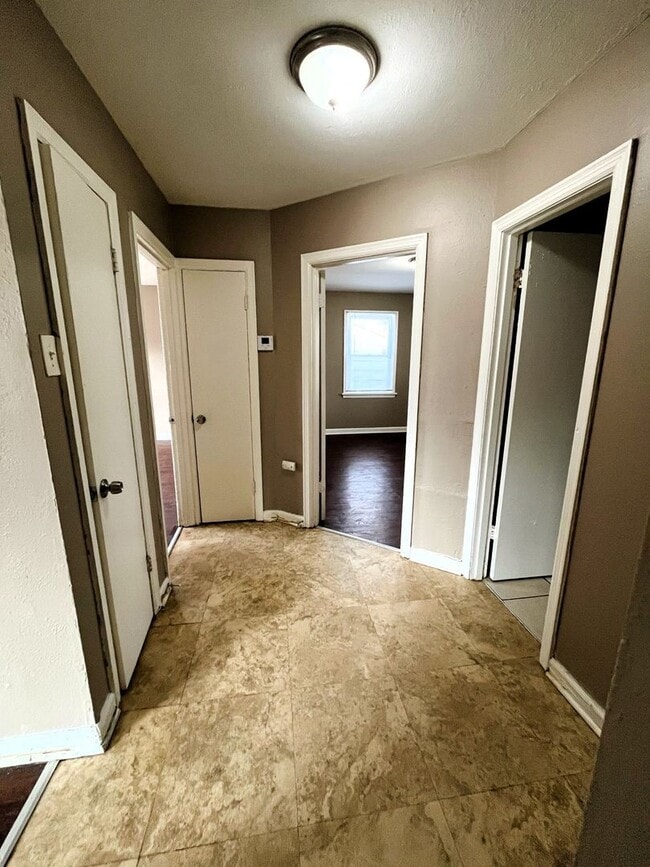 Building Photo - Spacious 2 bedroom home for Rent