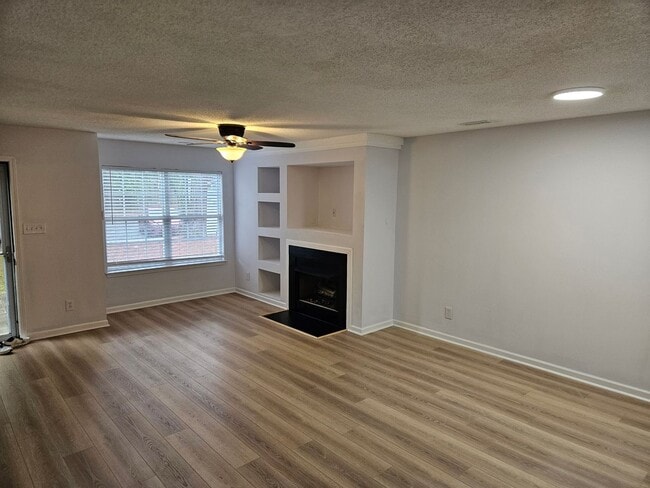 Building Photo - Stylish End Unit 3br 2.5ba TH in Cary! Available Now!