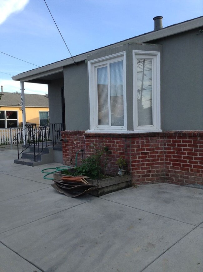 Building Photo - Cute Duplex front unit available
