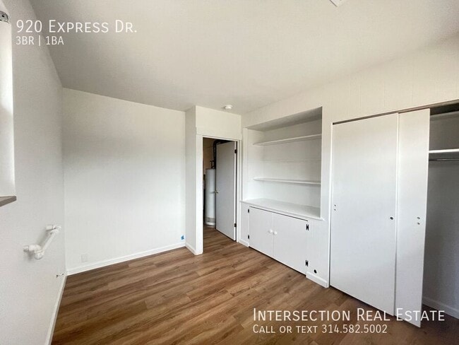 Building Photo - 920 Express Dr