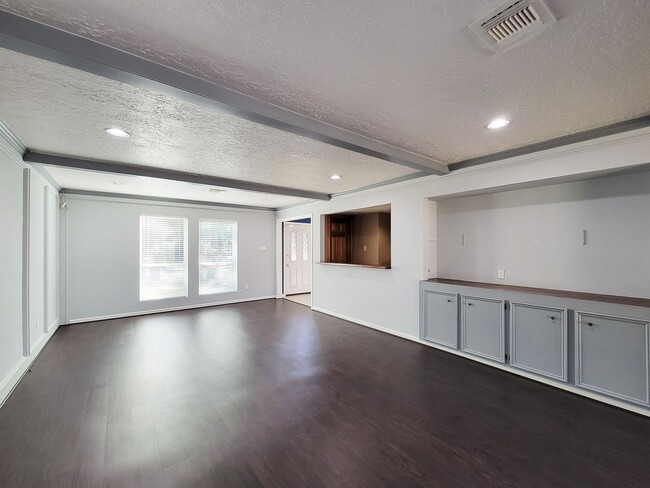 Building Photo - Amazing Cottage Charm Designer Home with Lush Landscaping, Sprinkler System, New Insulated Window...