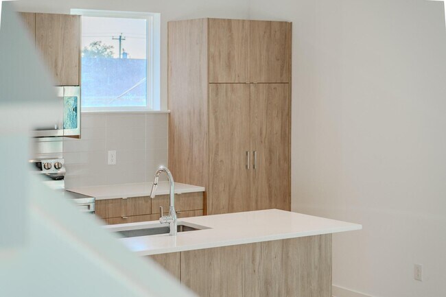 Building Photo - Stunning Modern Townhomes Newer Construction :: Henderson & Greenville Ave area