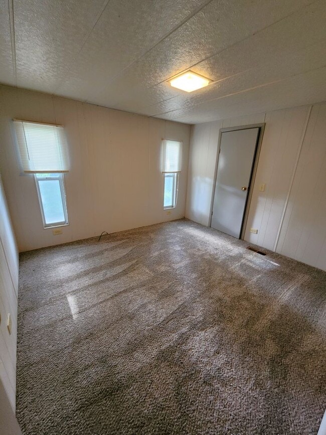 Building Photo - Spacious 3BR, 2BTH home in Washburn Rural School District