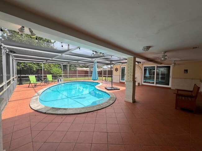 Building Photo - 2001 N 41st Ave