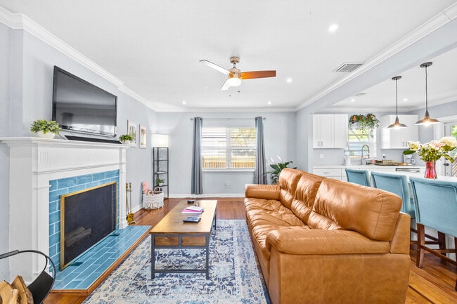 Building Photo - 3201 Poinsettia Ave