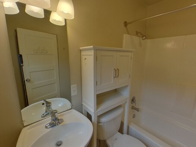 Building Photo - 203-207 NW 21st St.