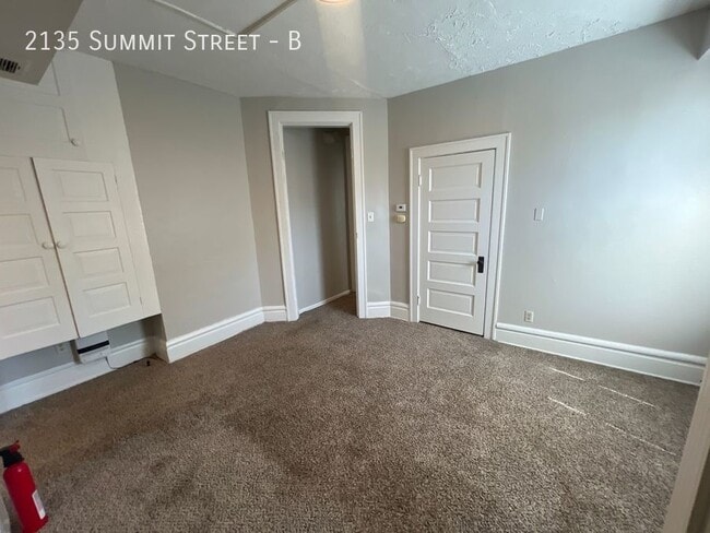 Building Photo - 2135 Summit St