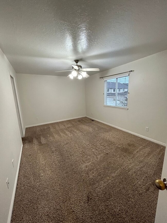 Building Photo - 5 Bedroom 3 Bathroom House in Spanish Fork!
