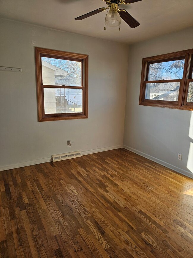 Building Photo - 909 Cale Ave