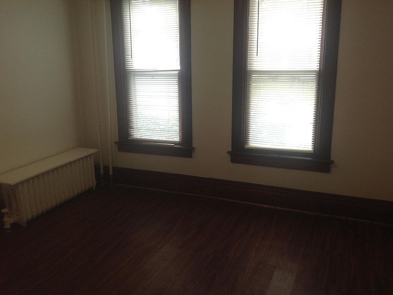 Building Photo - 213 E Mill St