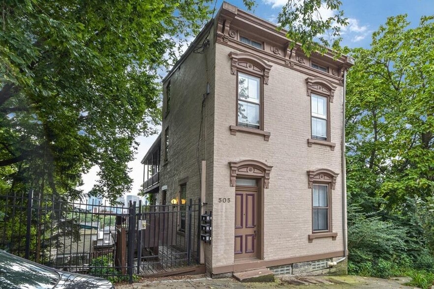 Entry way is on the side of the house through a gate - 505 Milton St