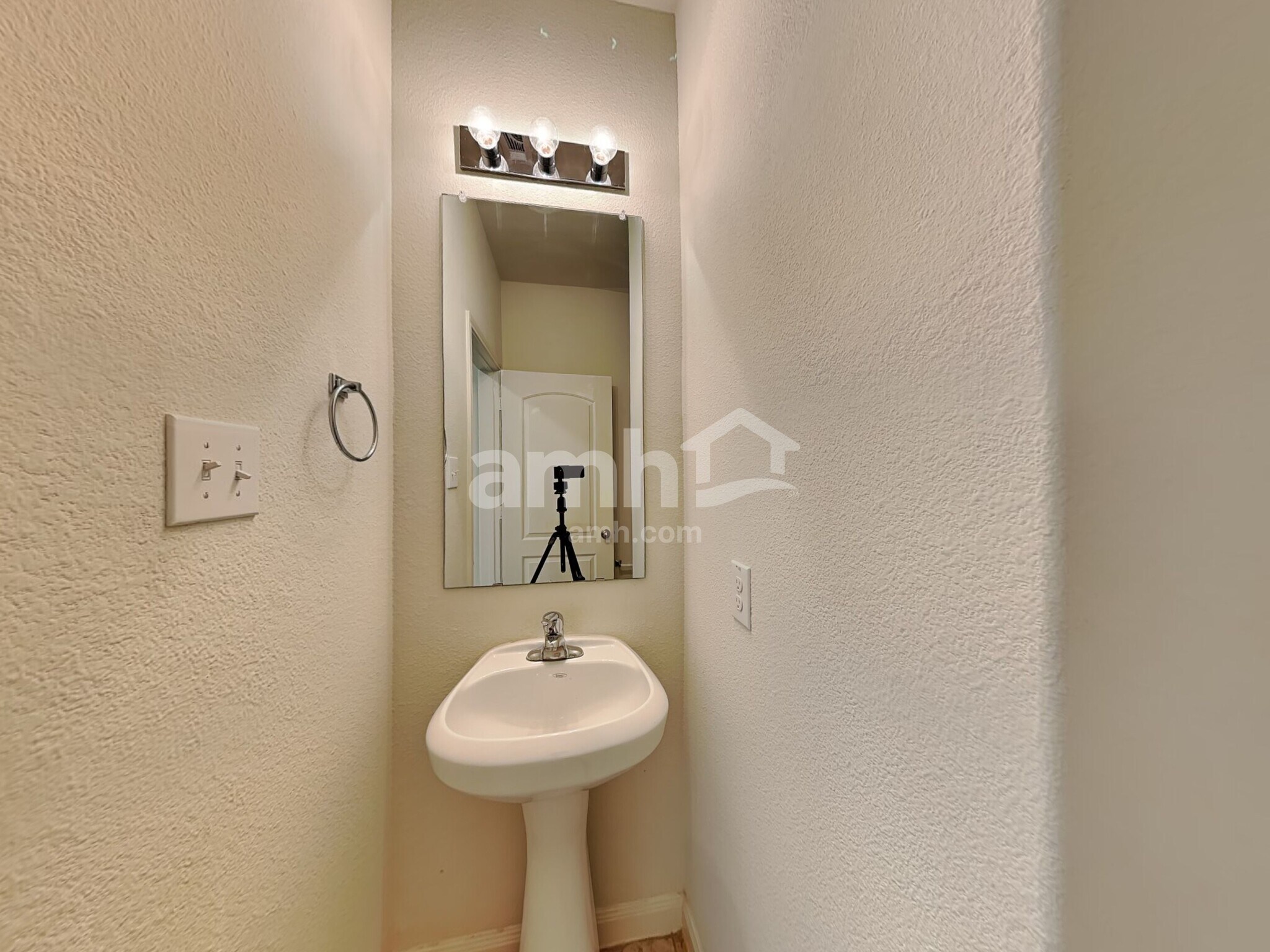 Building Photo - 9055 Lone Cypress Dr