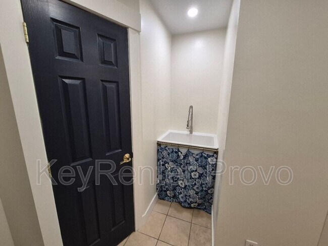 Building Photo - 75 S Astor Ln