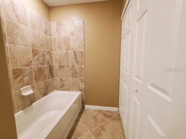 Building Photo - 14071 Heritage Landing Blvd
