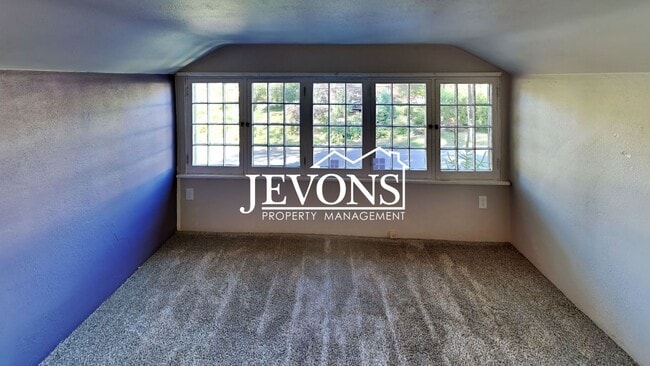 Building Photo - $895 Rent Credit - Charming 3-bedroom home with washer and dryer, an equipped kitchen, and nearby...