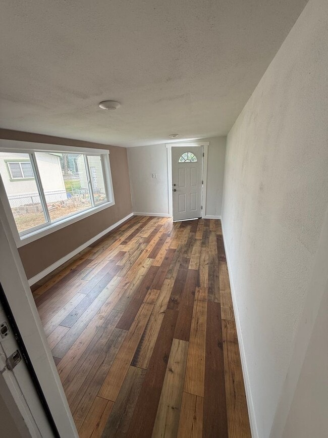 Building Photo - Updated 2 Bedroom, 1 Bath Home – Quiet Ins...