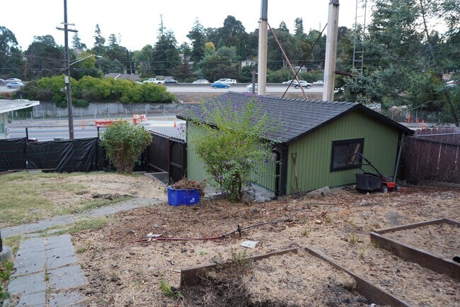 Building Photo - Spacious 3 bedroom, 1 bathroom renovated home