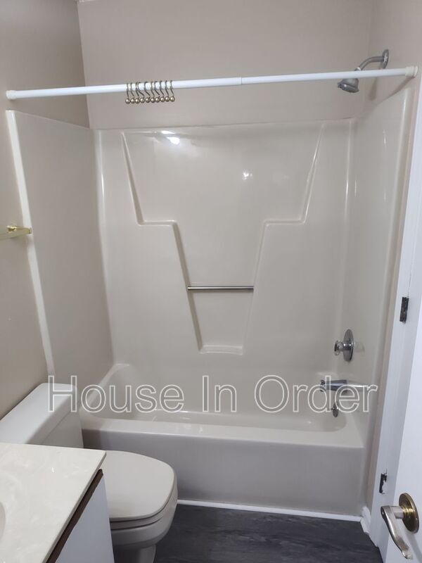 Building Photo - 301 Abbey Cir