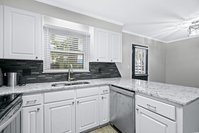 Building Photo - 715 Pine Dr