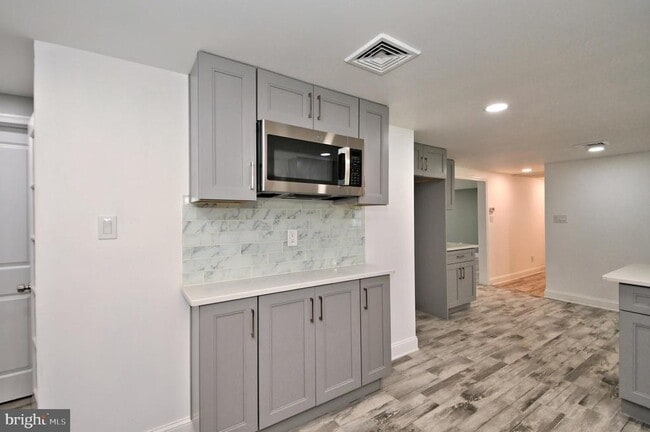 Building Photo - 205 Maple Ave