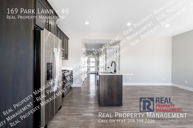 Building Photo - 169 Park Lawn Dr