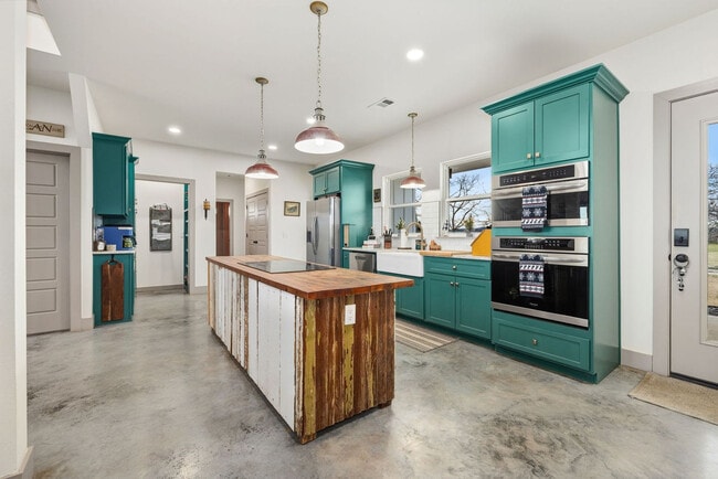 Building Photo - 149 NW Campbell Loop