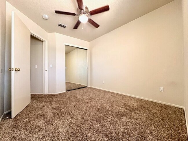 Building Photo - Beautiful 3 bedroom 2.5 bathroom in Antelope!