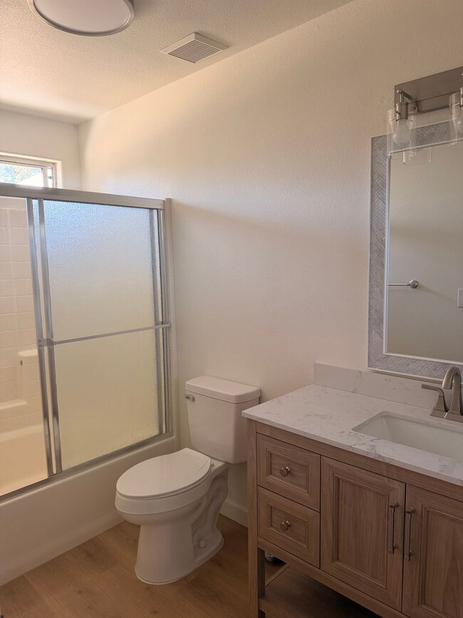 Building Photo - Updated 3-bedroom, 2-bath home in Redding