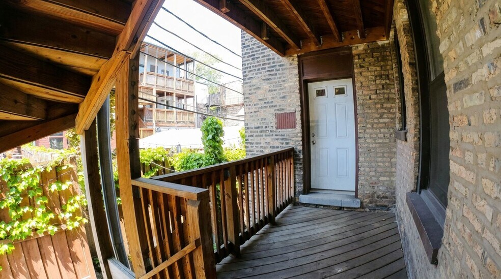 Building Photo - 743 W Cornelia Ave