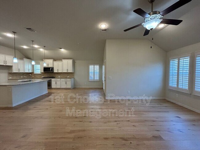 Building Photo - 952 Pinnacle Ridge Rd