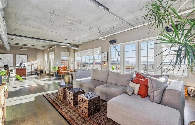 Building Photo - Downtown Loft Living at its Best