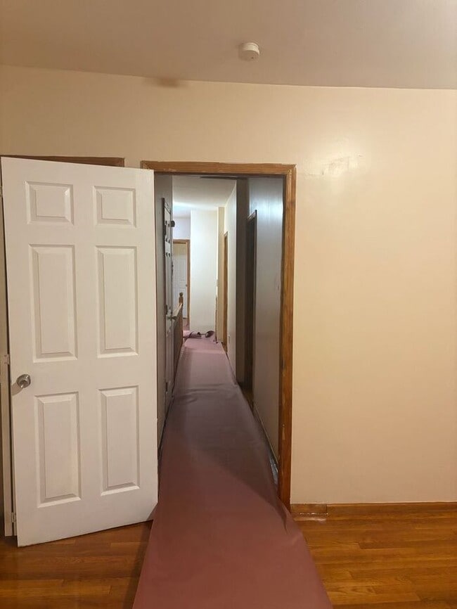 Building Photo - 5BR/1.5BA Row Home with Backyard and Laund...