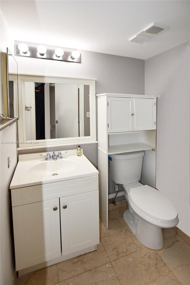 Building Photo - 540 Brickell Key Dr