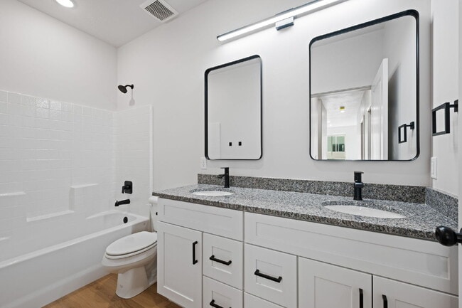 Building Photo - Private room with shared bathroom in a bra...