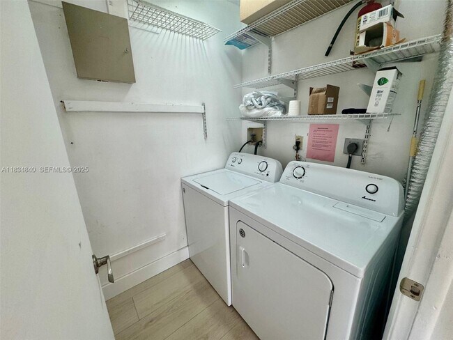 Building Photo - 10911 N Bayshore Dr