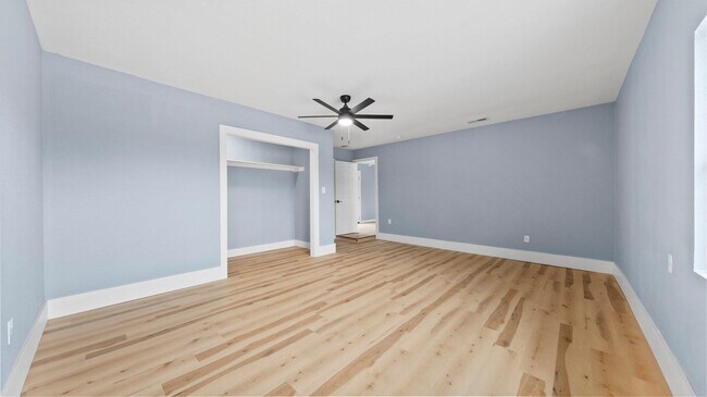 Building Photo - 1112 Village Green Dr