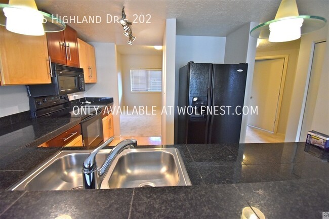 Building Photo - Beautiful 2 Bedroom Holladay Condo!