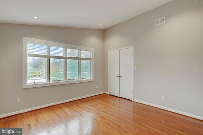 Building Photo - 9801 Clydesdale St