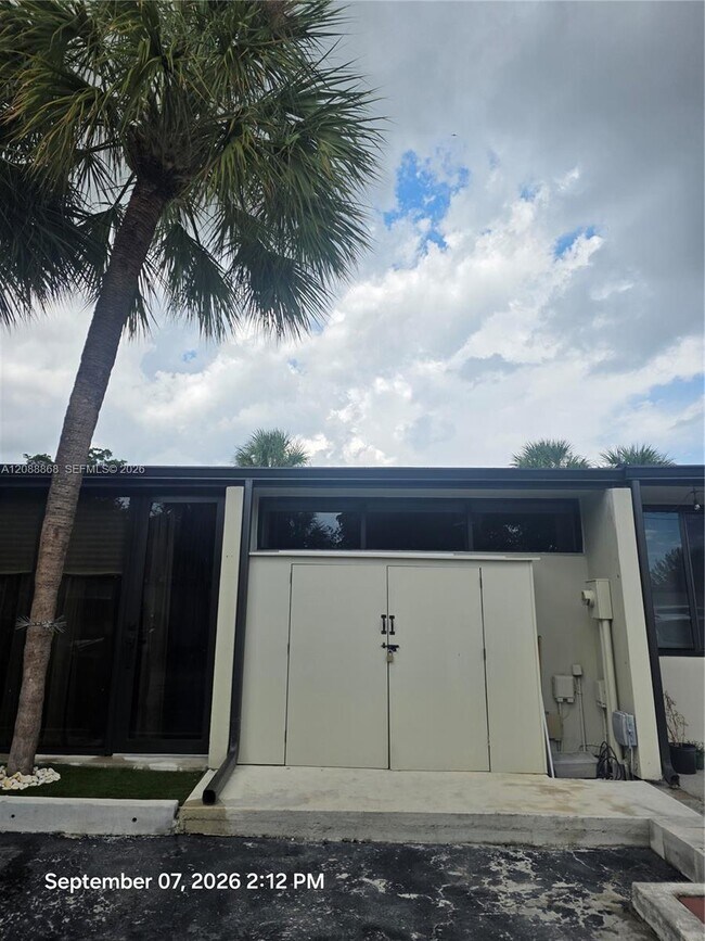 Building Photo - 6446 Miami Lakes Dr