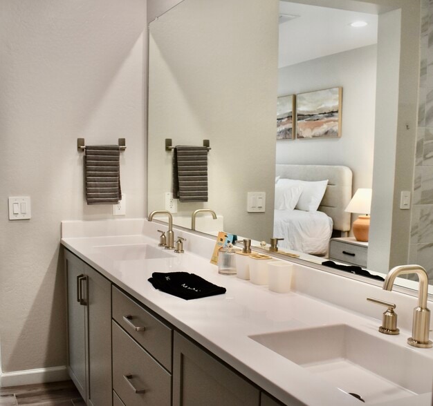 Building Photo - 5128 E Coolbrook Ave