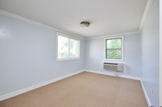 Building Photo - 2832 Hartford St SE