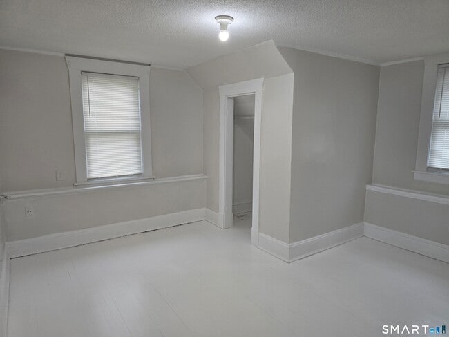 Building Photo - 103 Capen St