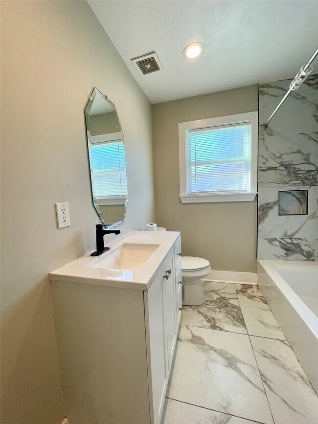 Building Photo - 4504 Kingsbury St