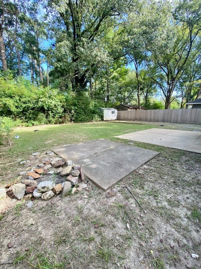 Building Photo - 3 bed, 1 bath in Colonial Acres near Quince and Colonial