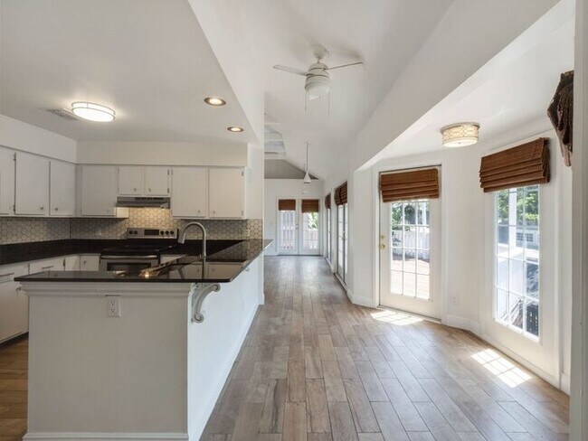 Building Photo - Charming 1/1 condo near Lake Virginia