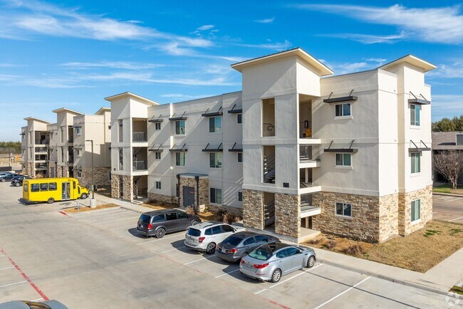 Building Photo - Modern Comfort in the Heart of Ennis