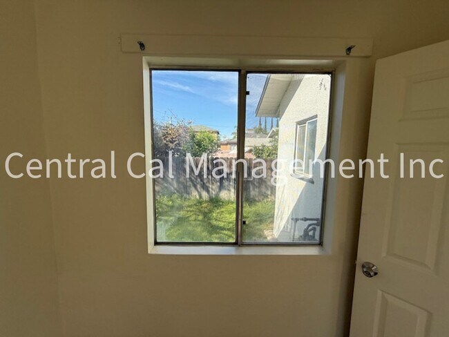 Building Photo - 517-521 Sycamore Ave