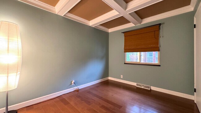 Building Photo - 1630 S Walnut Ln